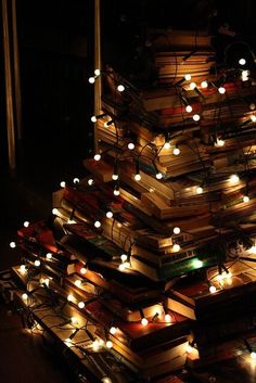 Livros e luzinhas.